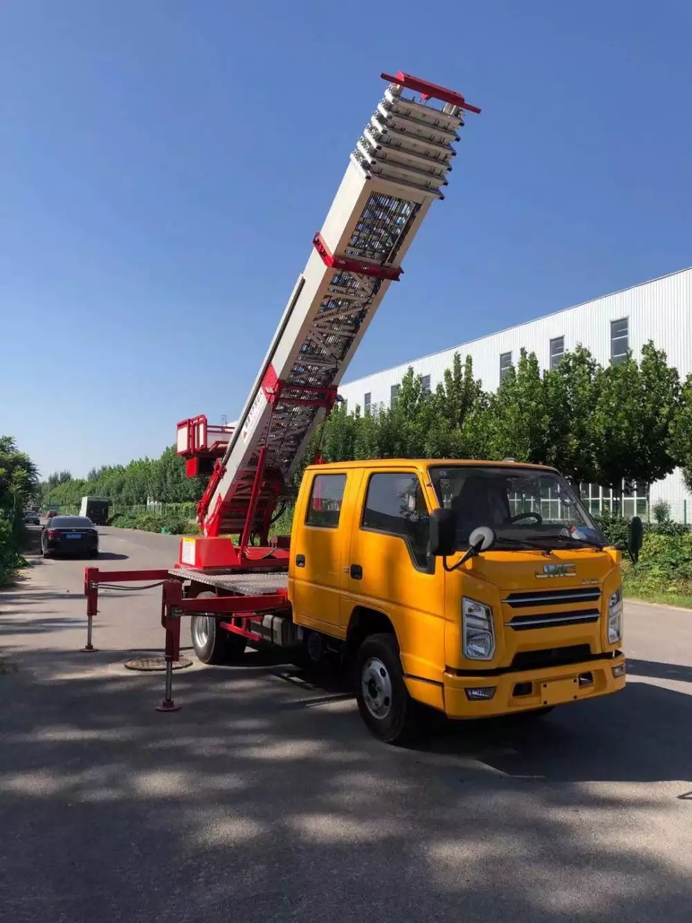 龙河镇附近的云梯车出租服务：轻松解决高空作业需求